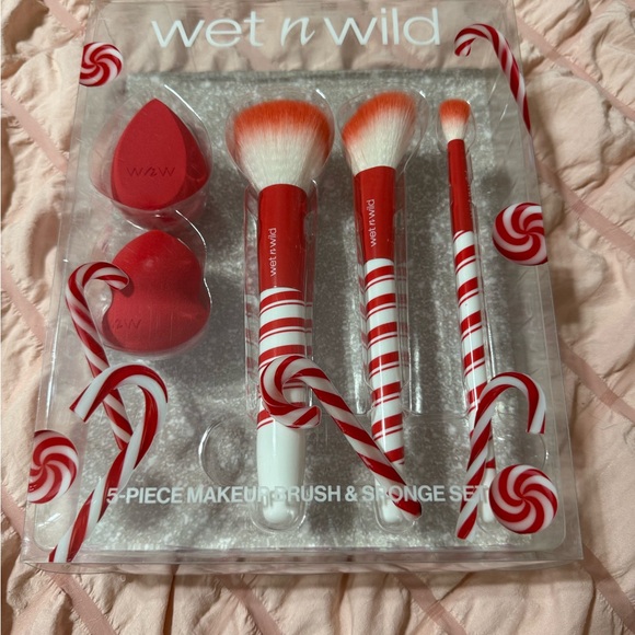 wet n wild Other - Wet n Wild Candy Cane Makeup Brush & Sponge Set
